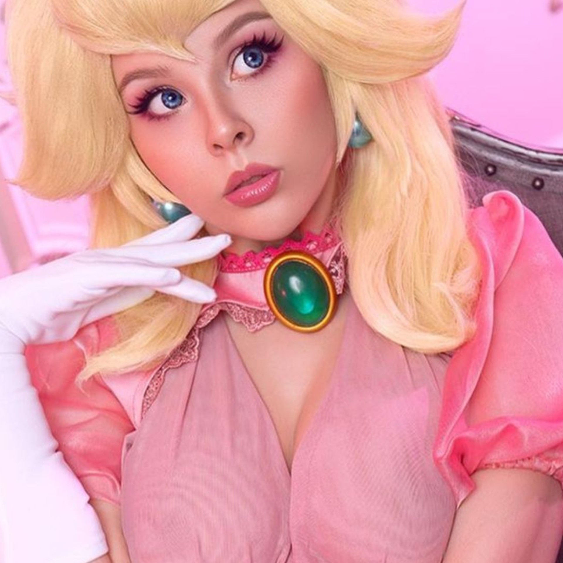Hermosa cosplayer mexicana da vida a Princess Peach de Super Mario Bros