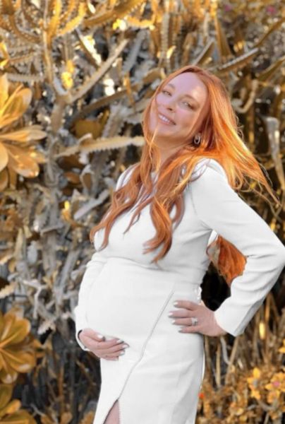 Lindsay Lohan presume su embarazo en traje de baño
