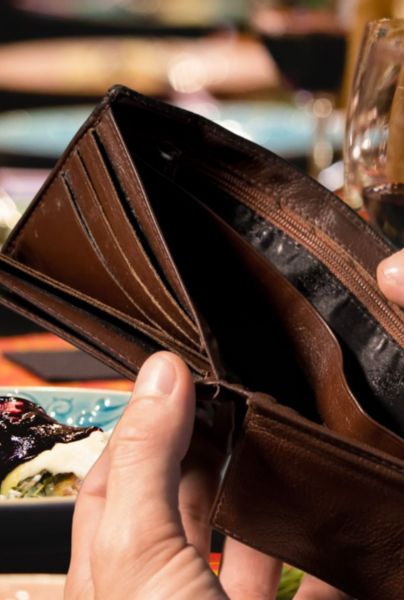 Canva | Consejos para ahorrar dinero en un restaurante y 'cuidar' tu cartera.